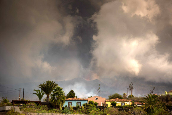 유럽의 하와이로 불리는 스페인 카나리아 제도 라팔마 섬의 쿰브레 비에하 화산이 현지시간으로 19일 폭발했다. AFP 연합뉴스
