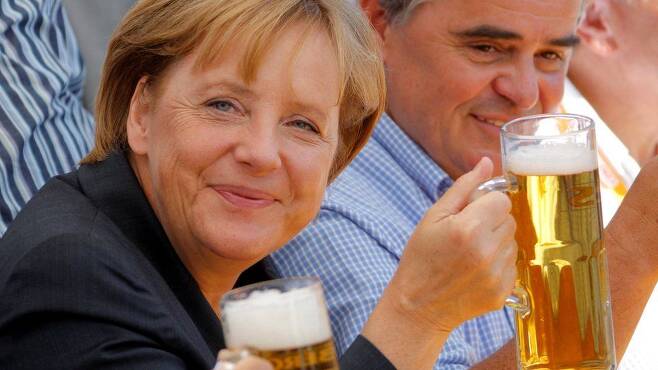 2009년 8월 15일- 메르켈 총리와 페터 ?러 자르주 총리가 지방선거 유세를 마친 뒤 맥주를 즐기고 있다. 메르켈 총리는 금융위기의 여파로 재정 긴축의 상징으로 떠올랐다.로이터 자료사진