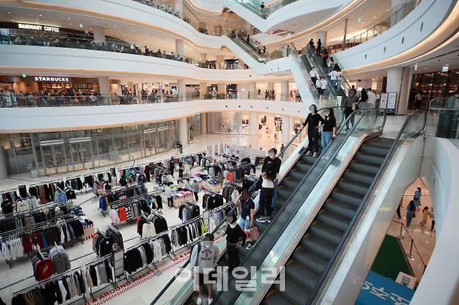 국내 코로나19 신규 확진자가 2771명 발생한 26일 오후 서울 영등포구의 한 대형 쇼핑몰이 평소 주말과 다름 없이 붐비는 모습을 보이고 있다.(사진=노진환 기자)