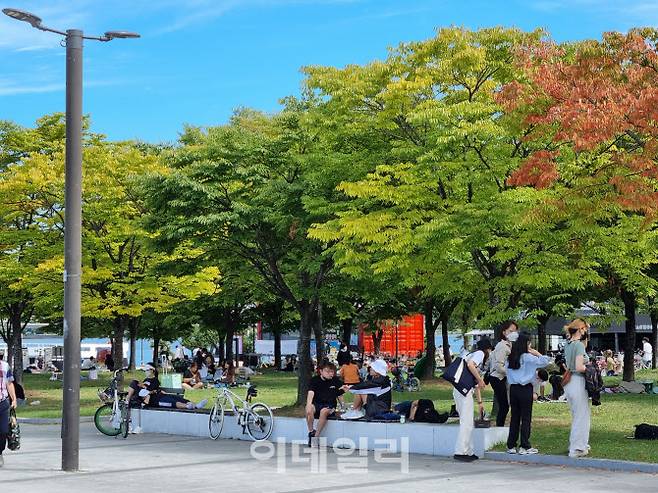 26일 오후 서울 여의도 한강공원에 주말 나들이를 나온 시민들의 모습.(사진=조민정 기자)