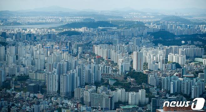 서울 용산구 남산N서울타워에서 바라본 도심 아파트단지. /뉴스1 © News1 안은나 기자