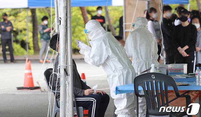 신종 코로나바이러스 감염증(코로나19) 확진자가 전국 2771명으로 집계된 26일 오전 대구 수성구 대구스타디움 제3주차장 임시선별검사소에서 의료진이 코로나19 진단검사를 위해 방문한 시민의 검체를 채취허고 있다. 2021.9.26/뉴스1 © News1 공정식 기자