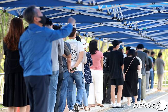 신종 코로나바이러스 감염증(코로나19) 확진자가 전국 2771명으로 집계된 26일 오전 대구 수성구 대구스타디움 제3주차장 임시선별검사소를 찾은 시민들이 줄지어 코로나19 진단검사를 기다리고 있다. 2021.9.26/뉴스1 © News1 공정식 기자