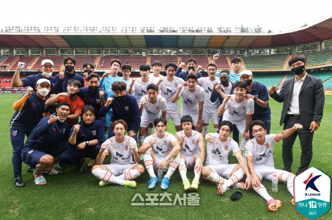제주 선수단이 25일 포항전에서 승리한 후 단체 세리머니를 하고 있다. 제공 | 한국프로축구연맹