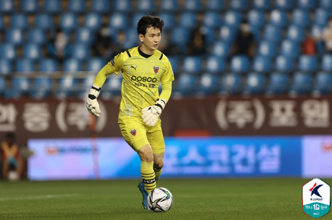 포항 골키퍼 강현무가 지난 10일 대구전에서 드리블하고 있다. 제공 | 한국프로축구연맹