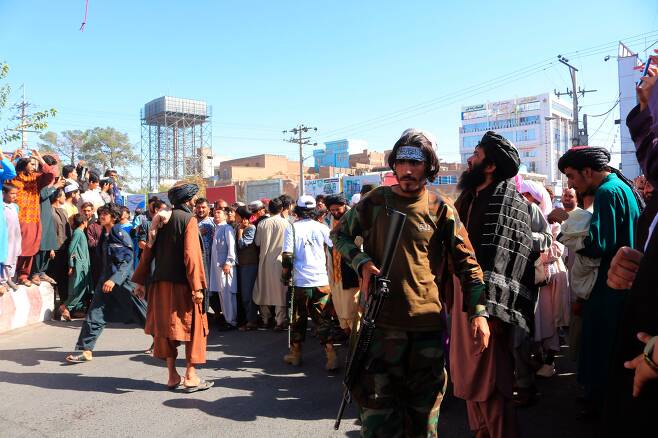 9월 25일 아프가니스탄 서부 도시 헤라트의 주 광장에 사람들이 모여있다. 탈레반은 납치에 가담했다 죽은 4명의 시신을 광장에서 기중기에 매달아 전시했다고 밝혔다./AP 연합뉴스