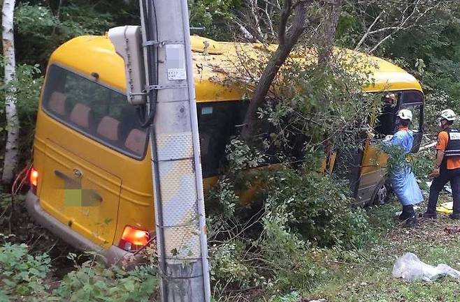 강원 강릉시 왕산면 왕산리에서 도로를 이탈한 미니버스 사고 현장에서 소방대원들이 구조작업을 하고 있다. /강원도소방본부