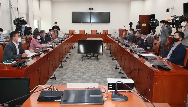 26일 서울 여의도 국회에서 언론중재법 8인 협의체 회의가 열리고 있다.  /연합뉴스
