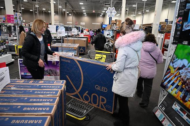 미국 블랙프라이데이에서 소비자들이 TV를 구매하는 모습.