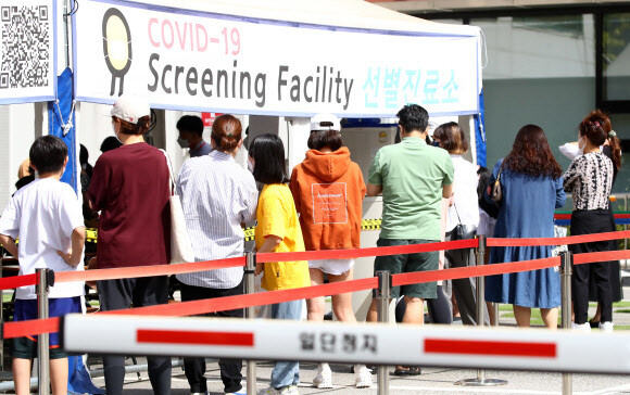 서울 강남구보건소에 마련된 임시선별진료소를 찾은 시민들이 검체 채취 순서를 기다리고 있다. 연합뉴스