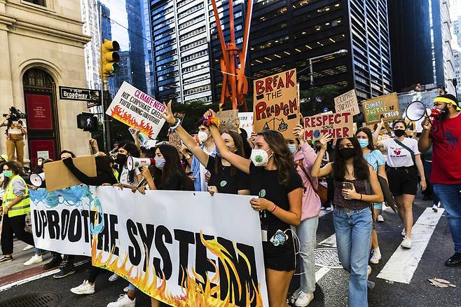 지난 9월24일 뉴욕에서 벌어진 글로벌 기후파업. 펼침막에 보이는 “시스템을 전복하라”(#UprootTheSystem) 구호가 이번 시위의 테마였다. EPA 연합뉴스