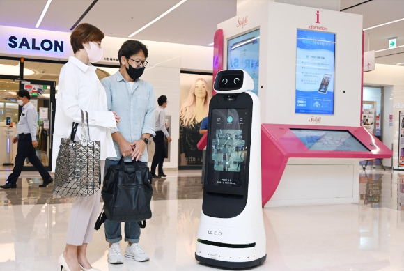 코엑스몰을 방문한 고객들이 LG 클로이 가이드봇을 체험하고 있다. [사진=LG전자]
