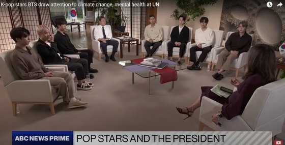 미국의 ABC 방송 인터뷰에 함께 출연한 문재인 대통령과 BTS. ABC는 24일(현지시간) 해당 보도의 제목을 '팝스타와 대통령(Pop stars and the President)'라고 달았다. ABC 방송화면 캡처