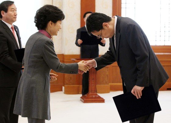 2013년 3월 25일 박근혜 대통령이 청와대에서 곽상도 신임 민정수석에게 임명장을 수여하고 있다. 청와대사진기단