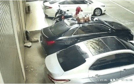 지난 5일 대만의 한 아파트 난간에서 속옷 차림의 여성이 추락하는 사고가 발생했다. 사진 웨이보