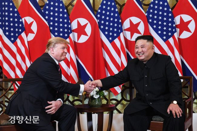 2018년 2월 27일 베트남 하노이에서 만난 도널드 트럼프 미국 대통령과 김정은 북한 국무위원장이 비공개 회담을 하기 전 취재진 앞에서 악수를 나누고 있다. 하노이/로이터연합뉴스