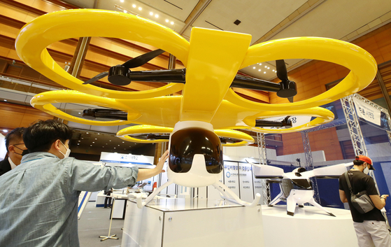 A drone is on display at the Unmanned System World Congress 2021 held at the Coex Mall on Sunday. The exhibition is dedicated to various kinds of unmanned systems including urban air mobility, private air vehicles and related components. The exhibition continues until Sept. 28. [YONHAP]
