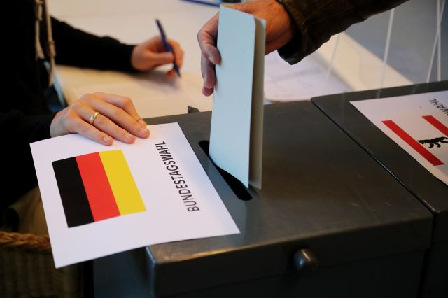 한 유권자가 26일 베를린의 한 투표소에서 투표함에 투표용지를 넣고 있다. 이날 하루에만 독일 유권자 6040만여명이 투표에 참가한다. EPA연합뉴스