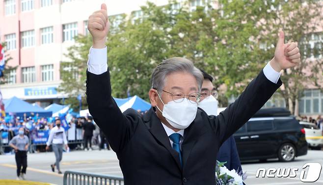 이재명 더불어민주당 대선 예비후보가 26일 전북 완주군 우석대학교에서 열린 더불어민주당 대선 후보 선출을 위한 전북 합동연설회에 참석해 지지자들의 응원을 받으며 장내로 향하고 있다. / 사진제공=뉴스1