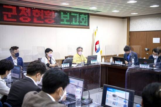 국회 행정안전위원회 의원들이 울릉군청을 방문해 김병수 울릉군수로부터 군청현황을 청취하고 있다.