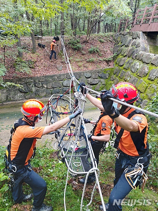 [대구=뉴시스] 이지연 기자 = 달서소방서 대원들이 도원동의 청룡산에서 산악사고 대비 인명구조 훈련을 하고 있다. (사진=달서소방서 제공) 2021.09.26. photo@newsis.com