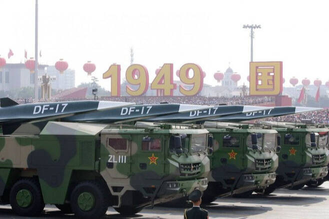 중국의 둥펑(DF)-17 극초음속 미사일 발사차량들이 이동하고 있다. 세계일보 자료사진
