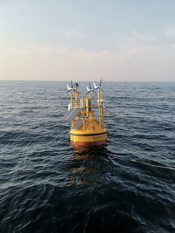 울산 앞바다에 국내 최초로 설치한 부유식 라이다(풍황계측장비)ⓒGIG·토탈에너지스 제공