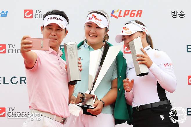 임창정, 유해란, 김지영2이 26일 KLPGA 투어 엘크루 TV조선 프로 셀러브리티에서 팀우승을 차지한 뒤 기념 셀카를 남기고 있다. ㅣKLPGA 제공