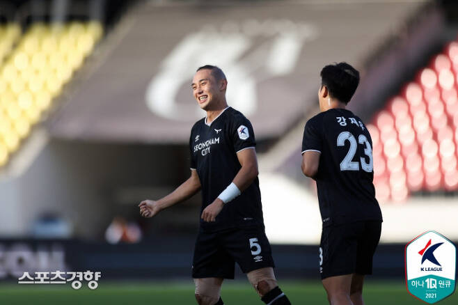 성남 수비수 마상훈(왼쪽)이 26일 성남 탄천종합운동장에서 열린 K리그1 강원FC와의 홈경기에서 결승골을 터뜨린 뒤 기뻐하고 있다. 프로축구연맹 제공