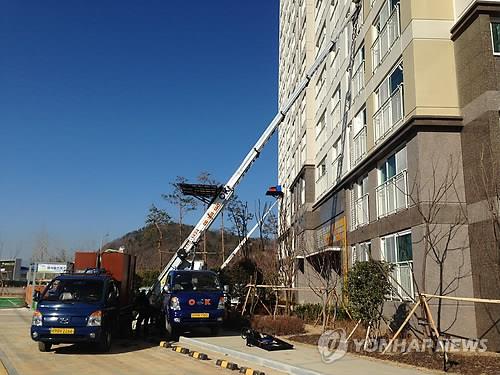 2013년 진주혁신도시에 분양된 아파트에 첫 입주 장면 [연합뉴스 자료사진]