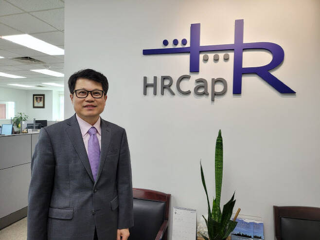 미국 최대 한국계 헤드헌팅업체 HRCap의 김성수(61) 대표가 지난 23일(현지시간) 미국 뉴저지주 리지필드파크에 위치한 HRCap 본사에서 이데일리와 인터뷰를 하고 있다. (사진=HRCap 제공)