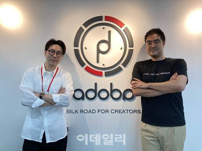 아도바의 안준한(오른쪽) 대표와 김승엽 사업팀장.