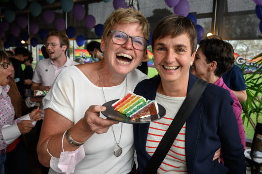 한 동성 커플이 스위스 수도 베른에서 동성 결혼 합법화 국민투표가 끝난 후 행사에서 웨딩케이크 조각을 들고 포즈를 취하고 있다(사진=AFP).
