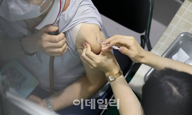 코로나19 신규 확진자가 2383명으로 집계된 27일 오전 서울 서대문구 북아현체육문화센터에 마련된 코로나19 백신예방접종센터를 찾은 시민들이 백신 접종을 받고 있다.(사진=뉴시스)