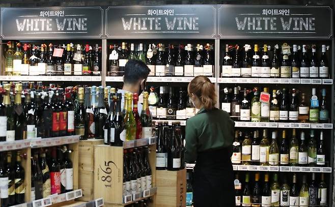 서울 한 대형마트에 다양한 종류의 와인들이 진열돼 있다. (사진=뉴스1)