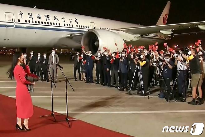 멍완저우 중국 화웨이 부회장 겸 최고재무책임자(CFO)가 25일 (현지시간) 캐나다 가택연금에서 풀려나 광둥성 선전의 바오안 국제공항에 도착해 환영을 받고 있다. © AFP=뉴스1 © News1 우동명 기자