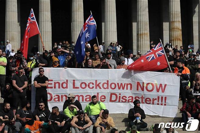 22일(현지시간) 호주 멜버른의 전쟁 기념관 계단에서 코로나19 봉쇄 조치에 항의하는 시민들이 시위를 하고 있다. © AFP=뉴스1 © News1 우동명 기자