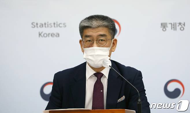 정남수 통계청 인구총조사과장이 27일 정부세종청사 기획재정부 브리핑실에서 '2020 인구주택총조사 표본 집계 결과, 인구·가구 기본 항목' 브리핑을 하고 있다. 2021.9.27/뉴스1 © News1 장수영 기자