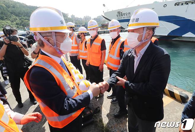더불어민주당 대권 주자인 이재명 경기도지사가 27일 오후 제주시 건입동 제주항 6부두를 찾아 제주항운노조 관계자와 인사하고 있다. 2021.9.27/뉴스1 © News1 오현지 기자