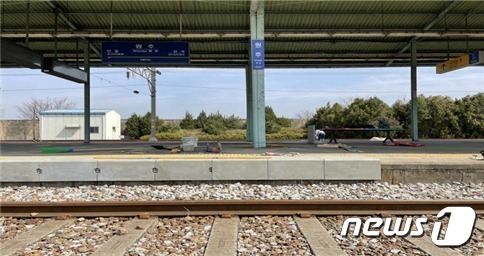 국가철도공단이 개발한 철도역 승강장 'ㄱ자형' 마감재 시험시공 모습 (철도공단 제공) © 뉴스1