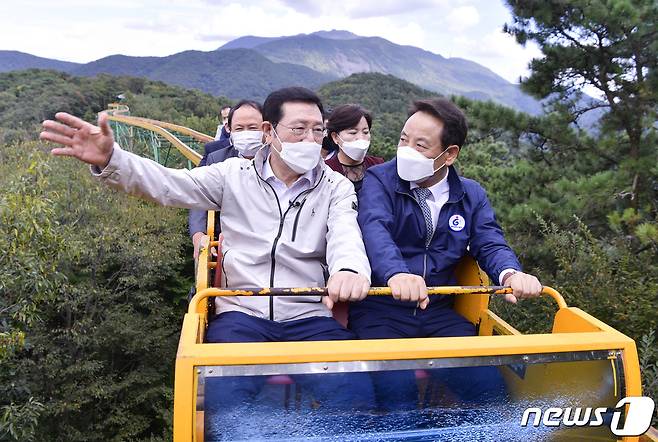 이용섭 광주광역시장이 27일 오후 동구 지산유원지 인근 COBOC카페 광장에서 열린 '제26회 현장경청의 날' 행사에 참석해 지역 주민들과 지산유원지 활성화 등을 논의한 뒤 임택 동구청장과 모노레일을 타며 안전점검을 하고 있다.(광주시 제공)2021.9.27/뉴스1 © News1