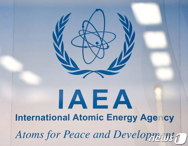 The logo of the International Atomic Energy Agency (IAEA) is seen at the IAEA headquarters during the agency's Board of Governors meeting in Vienna on March 1, 2021. (Photo by JOE KLAMAR / AFP) © AFP=뉴스1