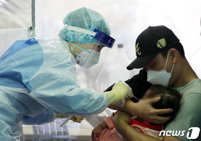 27일 대전 서구 관저보건지소에 마련된 코로나19 임시선별검사소에서 한 미취학아동이 검사를 받고 있다. ©News1 김기태 기자