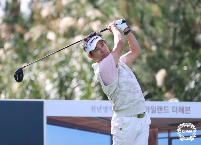 임창정이 엘크루-TV조선 프로 셀러브리티 2021 마지막 라운드 1번홀에서 티샷을 하고 있다. 제공|KLPGA