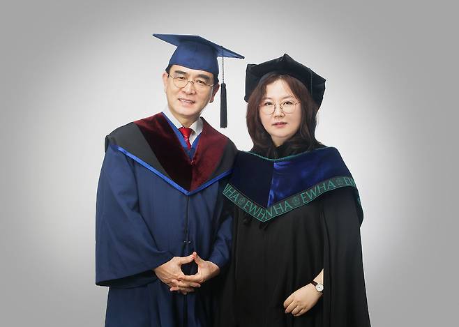 태영호 의원과 부인 오혜선씨가 오씨의 석사 학위 취득을 기념해 사진 촬영을 하고 있다./태영호 의원 제공
