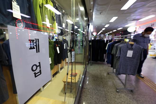 폐업 관련 안내문이 부착된 서울 을지로의 한 상점 모습 /연합뉴스