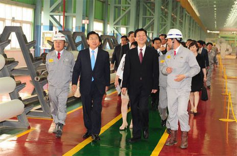 2011년 6월 정준양 당시 포스코 회장이 중국 장쑤성 장가강시  스테인리스 공장에서 신설 냉연공장을 둘러보고 있다. ./포스코
