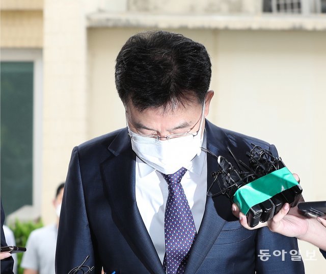 27일 서울 용산경찰서에 화천대유자산관리 대주주인 김만배씨가 참고인 조사를 받기위해 출석했다. 김 씨가 고개를 숙이고 있다.