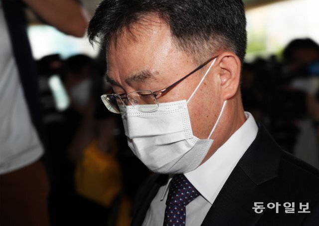 27일 서울 용산경찰서에 화천대유자산관리 대주주인 김만배씨가 참고인 조사를 받기위해 출석했다. 김 씨가 경찰서로 들어가고 있다.