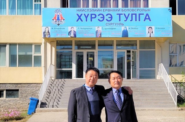 몽골 후레정보통신대학에서 강의를 시작한 이재복(왼쪽), 김광호 교수가 대학 건물 앞에서 기념사진을 촬영했다. 배재대 제공